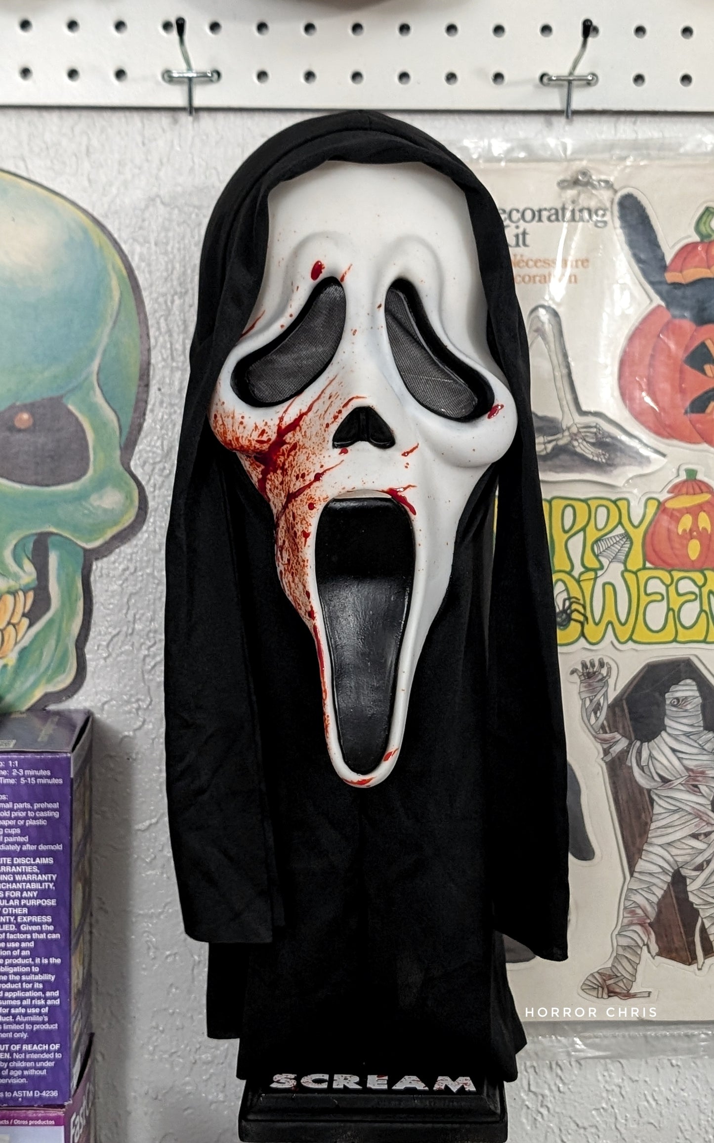 Bloody scream display